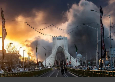 حملات هوایی آمریکا و اسرائیل به اطراف میدان آزادی