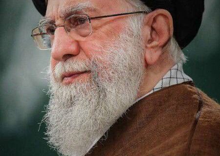 پیکر آیت‌الله خامنه‌ای در پایین‌پای امام رضا (ع) آرام می‌گیرد