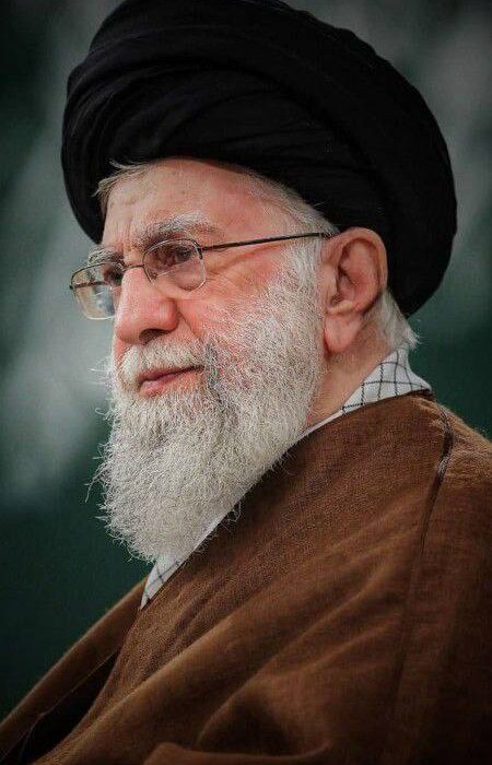 پیکر آیتالله خامنهای در پایینپای امام رضا (ع) آرام میگیرد