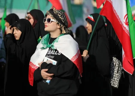 دخترانی با حجاب متفاوت در رژه دختران جانفدا
