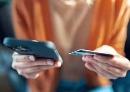 چند ساعت اختلال بانکی و همچنان سکوت مطلق