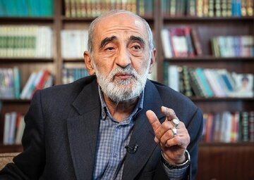 حسین شریعتمداری: یک جریان فکری انقلابی می خواهد رهبر انقلاب را فاقد قدرت معرفی کند